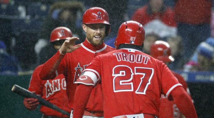 MLB: Mike Trout Hits Insane Golf Trick Shot While in Isolation