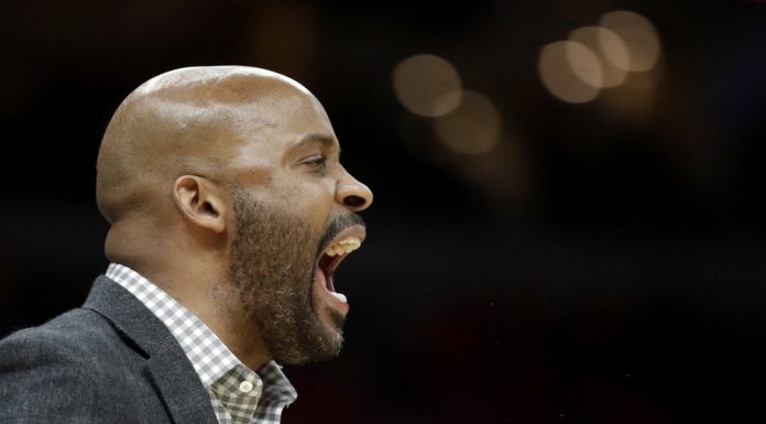 Smith scores 19 points as Missouri beats Illinois 63-56
