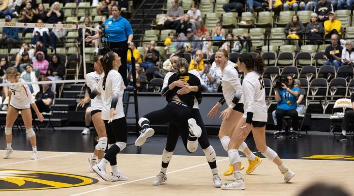 Volleyball Edges Georgia in Five Sets Sunday