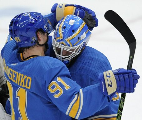 MacKinnon scores hat trick, Avalanche defeat Blues in Game 2