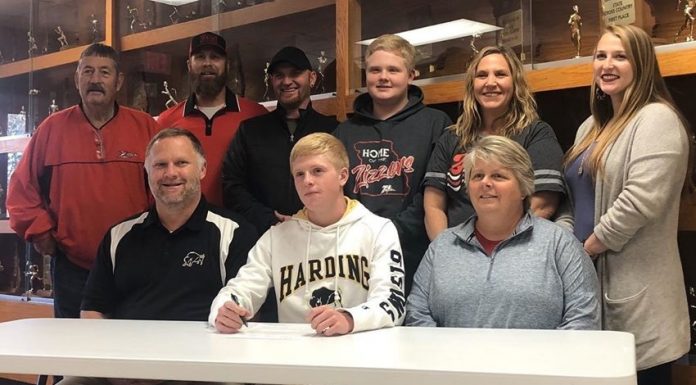 Zizzer runners sign letters of intent