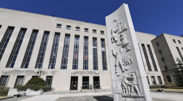 Judge temporarily stops 1st federal executions since 2003