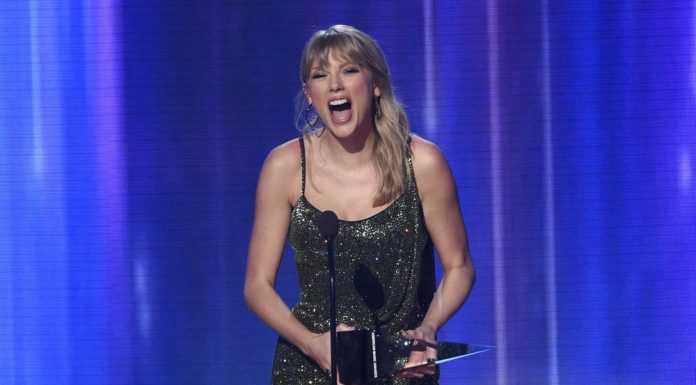 Swift moonwalks past Michael Jackson’s record at AMA Awards