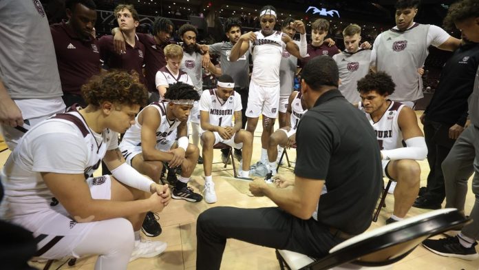 Huddle_vs_SIU