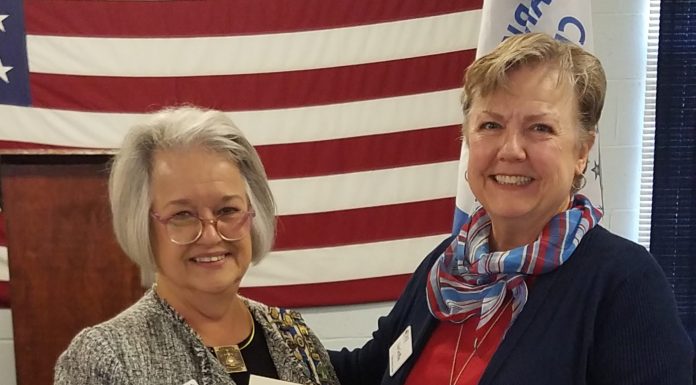 Navy Veteran Receives Award from NSDAR