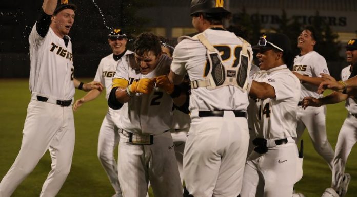 Baseball Rallies in Ninth to Complete Season Sweep of Missouri State
