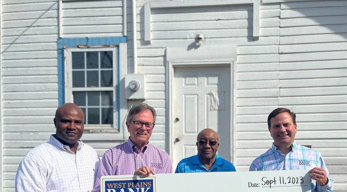 West Plains Bank and Trust Company Donates $5,000 to Lincoln School Project