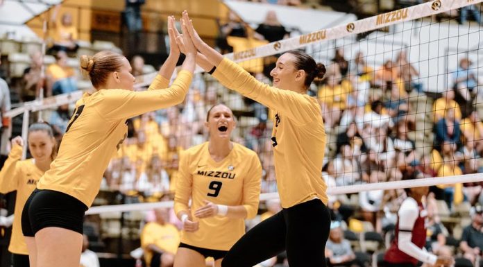 Volleyball Downs South Carolina for First SEC Win