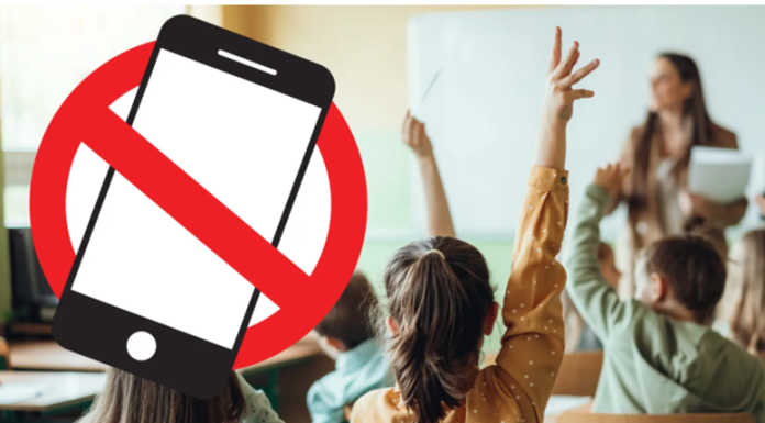 Gov. Sanders Signs Bill Taking Phones Out of Arkansas Schools