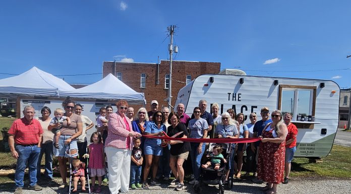 Willow Springs Chamber of Commerce Holds Ribbon Cutting for New Beverage Business
